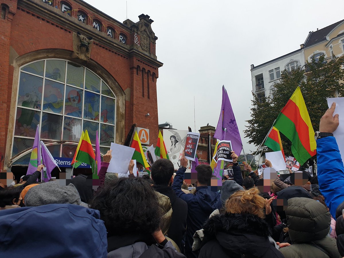 Gerade demonstrieren am Bahnhof Sternschanze mehrere hundert Menschen spontan gegen die Femizide im Iran und die Islamische Republik. Sie rufen Jin Jian Azadi. Frau Leben Freiheit. #hh2409