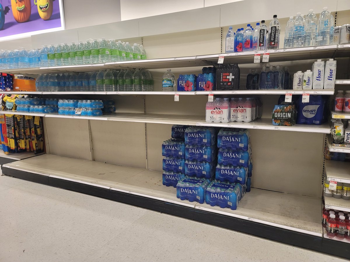 Proof that even when a hurricane is coming, Floridians do not want #Dasani. 😂

#Ian