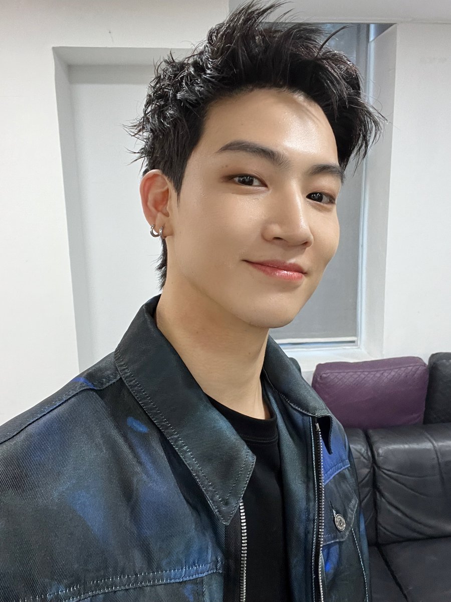 cdnzarecords's tweet photo. [📸] Today‘s JAY B 

#JAYB #제이비 #CDNZARecords #카덴차레코즈 https://t.co/nWtgdGZZE7