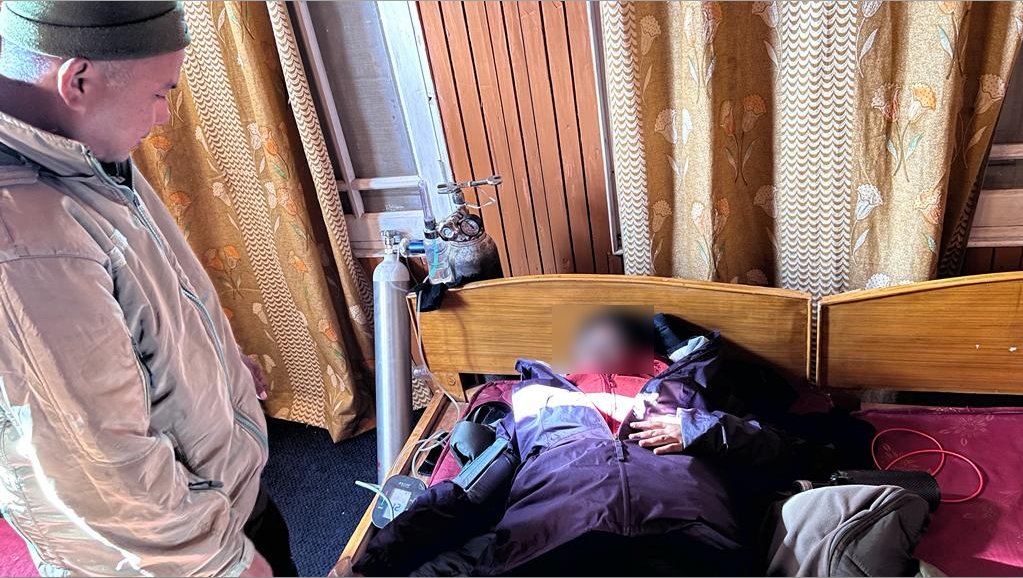 ChinarcorpsIA's tweet photo. #Chinarwarriors rushed late at night yesterday to a distress call by a group of #trekkers at 12000 ft, near Trunkhal, #Ganderbal. The trekker was provided emergency med aid &amp; subsequently evacuated to Naranag, Wangath.

#Kashmir
#IndianArmyPeoplesArmy
@adgpi
@NorthernComd_IA https://t.co/Gb49THLHD4