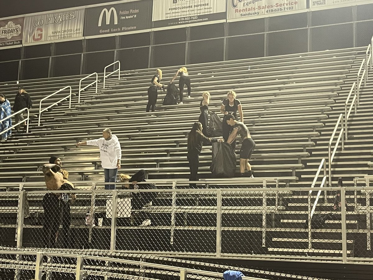 ddaviephs's tweet photo. Shout out the @PHSstudent23 students that have stuck around after every home game to pick up trash!  #ThePirateWay🏴‍☠️ #Own https://t.co/9CpmX3yprB