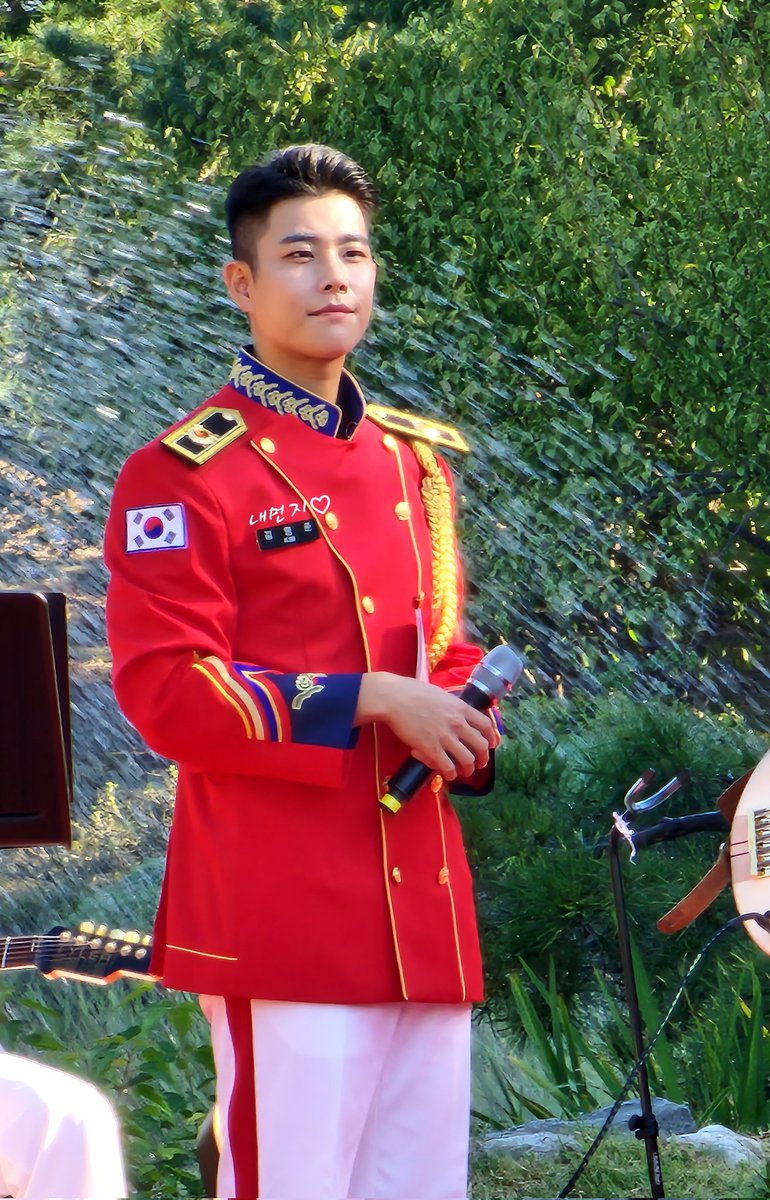 myungjuni5959's tweet image. 경이로운 자태😍
감탄 자아내는 미모🥰
변함없는 미모 소유자😘
그래서 명실상부 우리명주니❤️

#육군사관학교 #육사군악대 #김명준 
#아스트로 #엠제이 #ASTRO #MJ