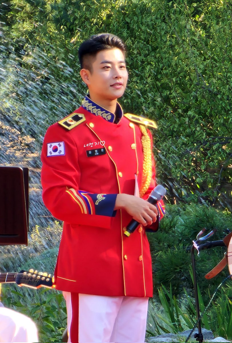 myungjuni5959's tweet image. 경이로운 자태😍
감탄 자아내는 미모🥰
변함없는 미모 소유자😘
그래서 명실상부 우리명주니❤️

#육군사관학교 #육사군악대 #김명준 
#아스트로 #엠제이 #ASTRO #MJ