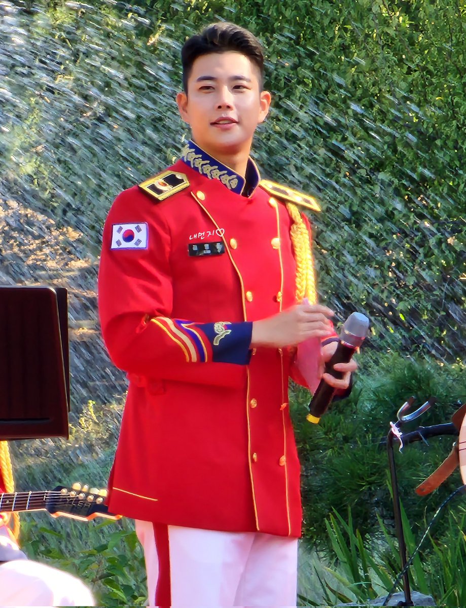 myungjuni5959's tweet image. 경이로운 자태😍
감탄 자아내는 미모🥰
변함없는 미모 소유자😘
그래서 명실상부 우리명주니❤️

#육군사관학교 #육사군악대 #김명준 
#아스트로 #엠제이 #ASTRO #MJ