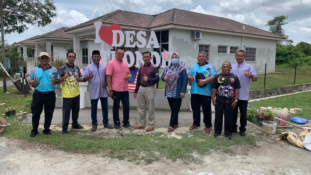 desatronoh's tweet photo. Bersama Tuan Pegawai Daerah Kinta 24/9/2022.
Mercu tanda Desa Tronoh. https://t.co/HyLdICrqly