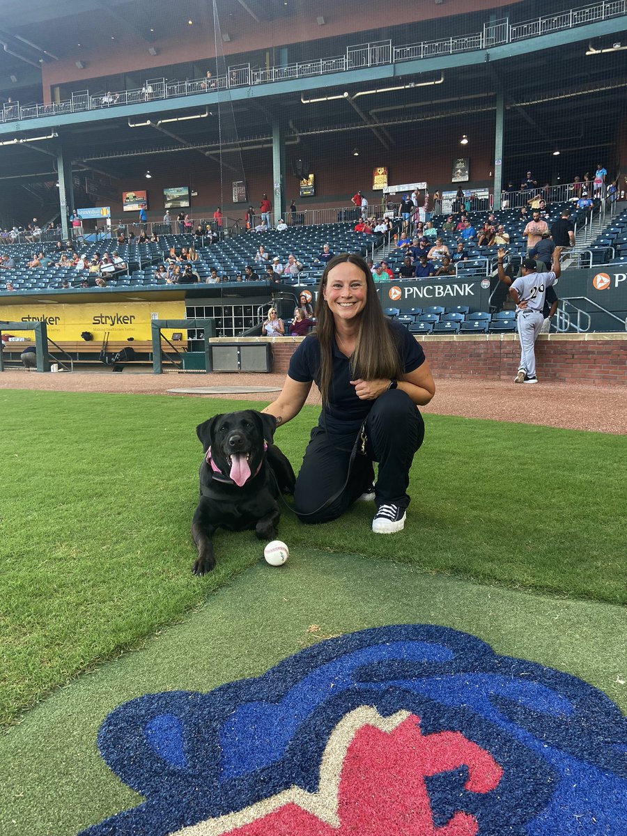 AMANDADAMASIEW3's tweet image. Had the opportunity to throw out the first pitch at the Jumbo Shrimp game with my Service Dog Lazer @FCN2go @JaxShrimp @KellyClarksonTV @DrewBarrymore @steelers