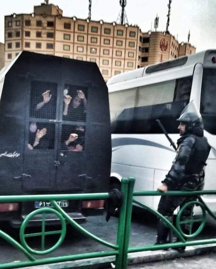 verdejomar's tweet photo. No está sacado de una película, es la realidad que se está viviendo hoy en Irán. Es un horror. 
#MahsaAminii 🖤 no olvidamos. 

#IranProtests2022
#IranProtests
#Iranianwomen
#IranianWomenLivesMatter https://t.co/QIbeTtWJTi