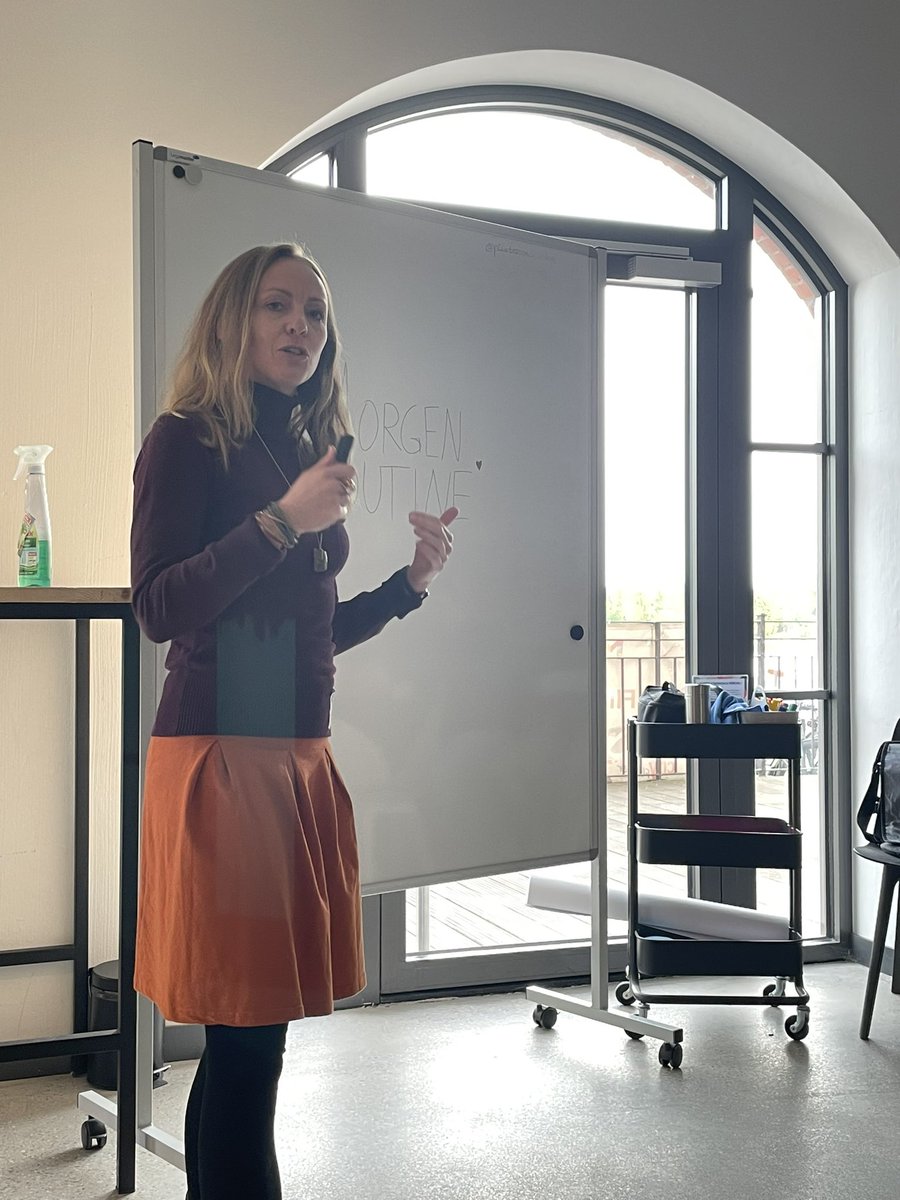 schwarzwildinfo's tweet photo. Wie helfen Morgenroutinen die Lücke zwischen aufwachen und aufstehen zu schließen? Nina Stienen erklärt es beim #bcrm22 
#produktivität https://t.co/hBKWhxAbww