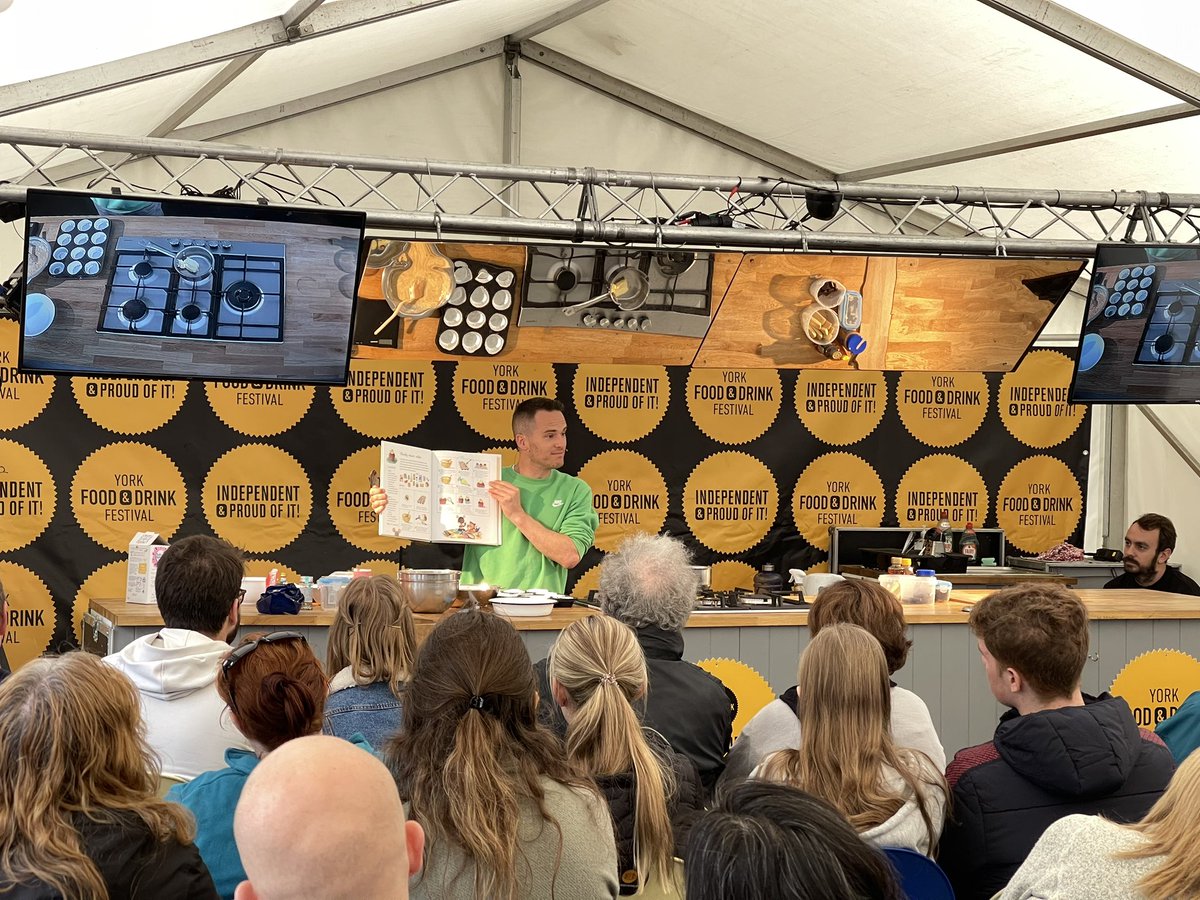 A good crowd to catch @nomadbakerdavid in the Demonstration Tent!