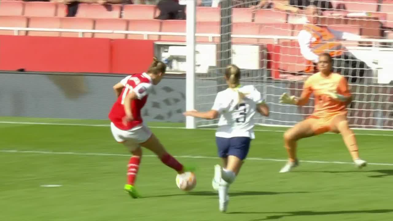 Vivianne Miedema, cool, calm and collected. 💫

Arsenal take advantage of some slack defending and double their lead before halftime. 👏”