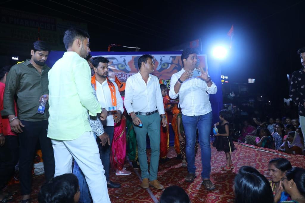 RahulBalamwar's tweet photo. मा.राजसाहेबांच्या स्वागतासाठी चंद्रपूर पडोली चौकात वादळ पाऊस असतांना सुध्दा जमलेल्या सर्व महाराष्ट्र सैनिक बांधवांचे आभार🙏आपण सर्व मिळून विदर्भात चंद्रपूर ला मनसेचा बालेकिल्ला बनवून दाखवू ⛳ @RajThackeray @avinash_mns @SandeepDadarMNS @mnsadhikrut @rajupatilmanase @mnsreport9 https://t.co/EiNyo7Xpbb