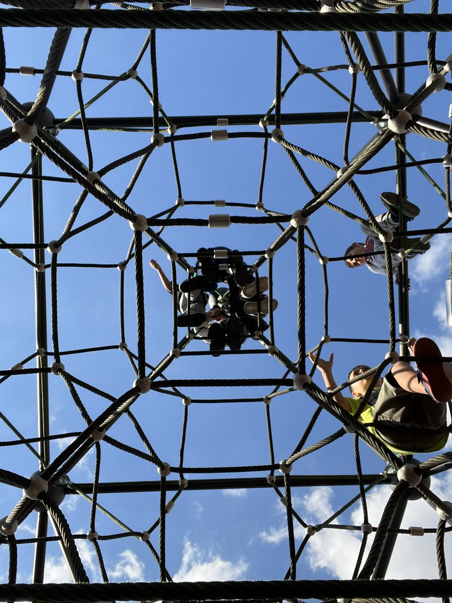 Sevgili <a href="/eyupbelediyesi/">Eyüpsultan Belediyesi</a>;

Kapalı havuzun yanında yapılan parktaki bu mühendislik harikası için teşekkür ederiz. En tepedeki çocuklar ayağı kaysa 5 metre boyunca yere kadar önünde hiç bir engel çıkmadan direk yere çakılabilir. 

Bravo 👏 👏👏