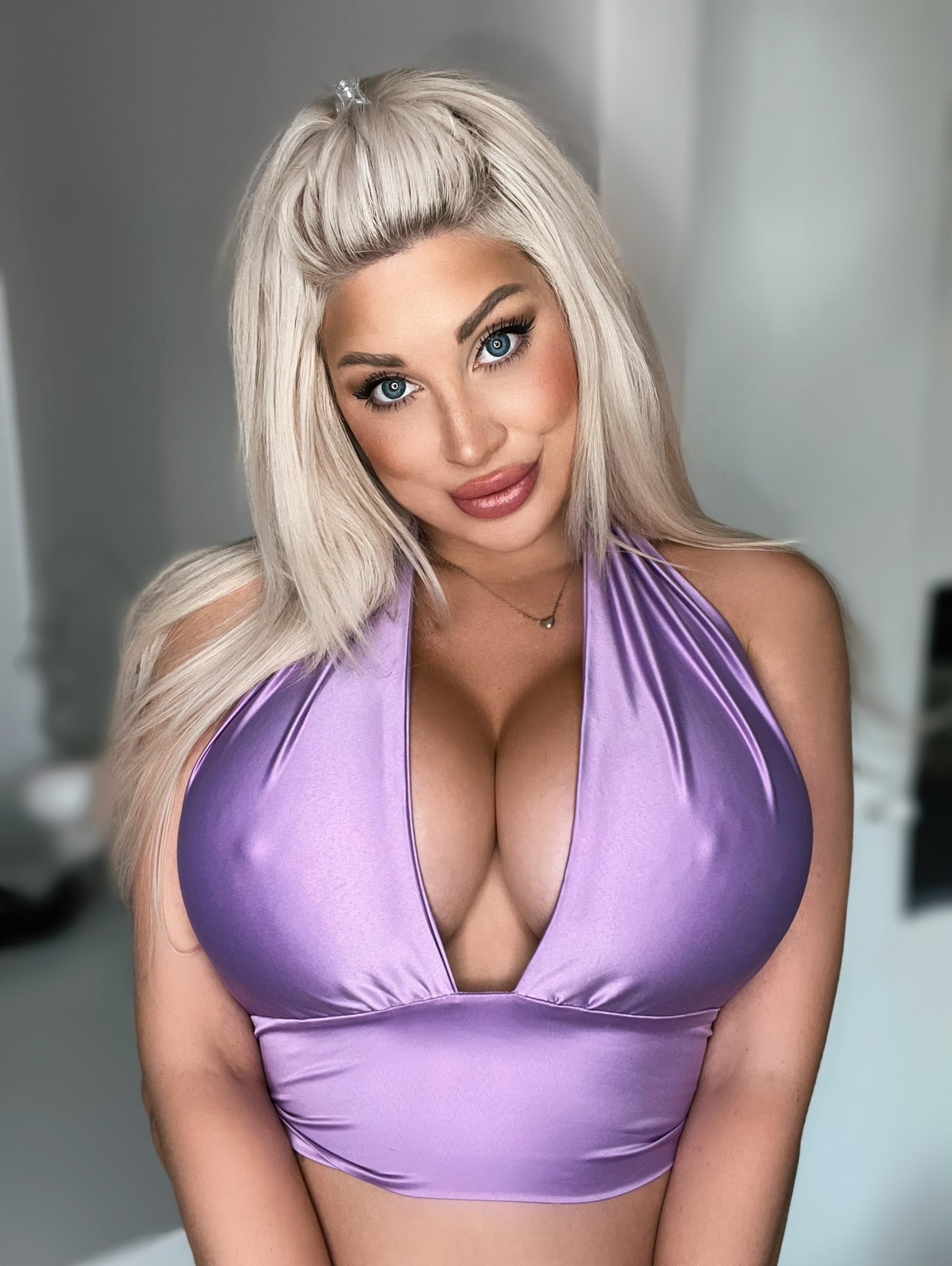 Rate my top from 1-10? 😍❤️ Retweet if you would help me untie it and let my boobs free ‼️🔞😜 https://t.co/oatxyyO91V
