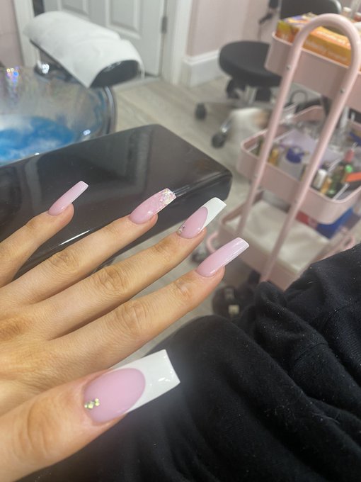 What simp is paying for my nails and toenails https://t.co/HgNQihJGpV