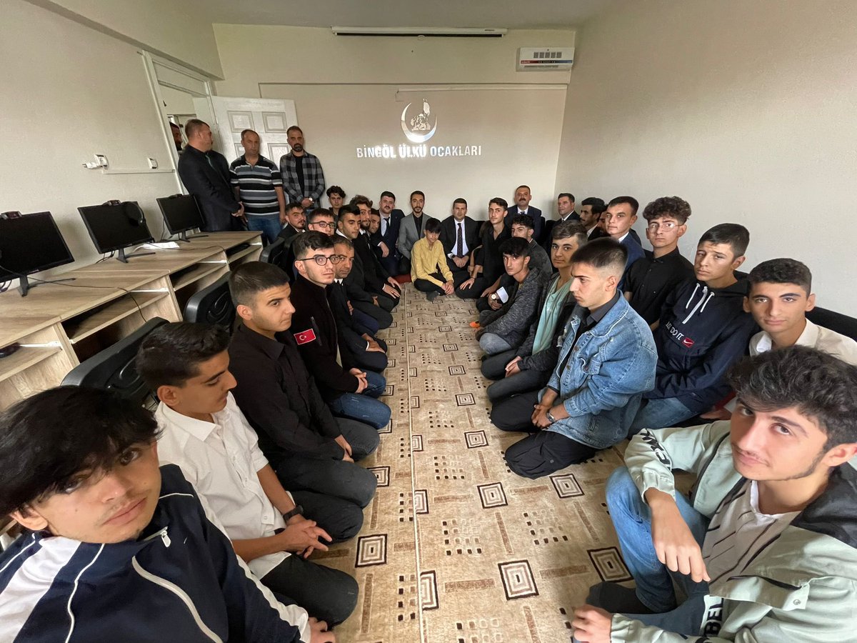 Ülkü Ocakları Bingöl İl Başkanlığımızı ziyaret ederek ülküdaşlarımızla sohbet ettik. 

Türk gençliğine baktığımız zaman; Z kuşağı değil, ahlak görüyoruz, çalışkanlık görüyoruz, "bir Türk dünyaya bedel" sözünün azmini görüyoruz.🇹🇷