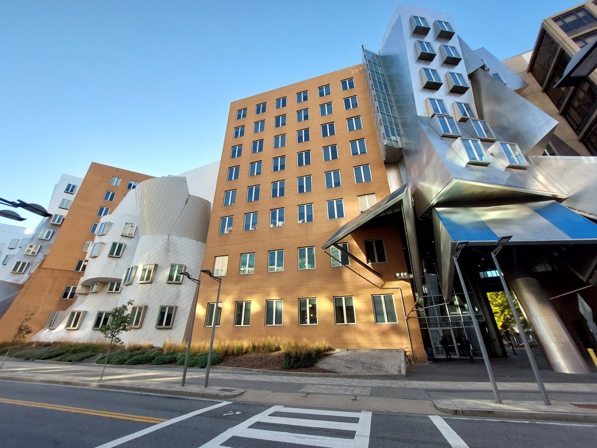ClaudiaRatti's tweet photo. I am totally in love with this building #StataCenter #Gehry https://t.co/6ozjbR2tz1