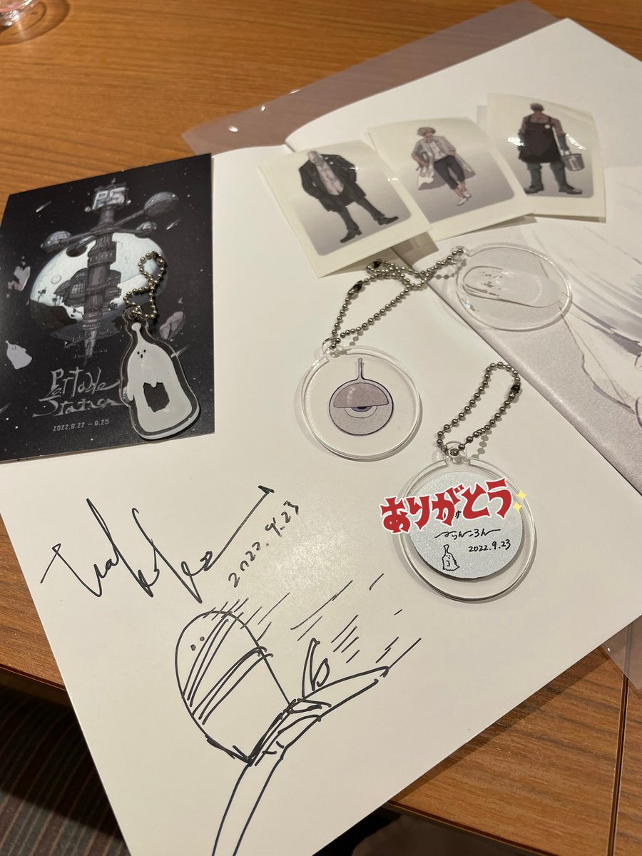 mamenote2mimosa's tweet photo. 昨日の #portablestation ②
持参した白亜の画集や、ガチャででたアクキーに名前入りのサインをしてもらい、贅沢にもからんころんさんとWabokuさんにサンドしての写真撮影…興奮の連続だった✨色々お話できて嬉しかったなぁ。キャスで話されていたような参加型の企画を実現して欲しいな
💕 https://t.co/lIlsHD2e4X