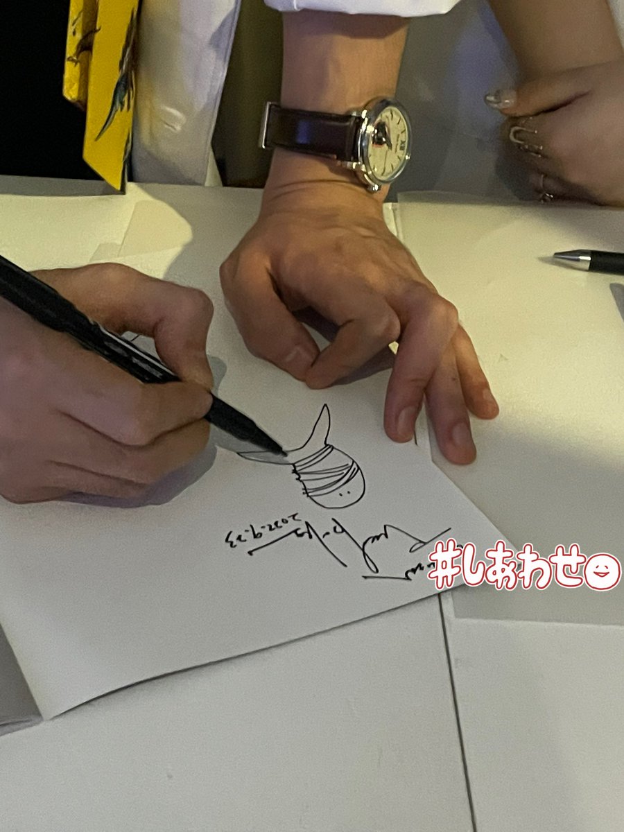 mamenote2mimosa's tweet photo. 昨日の #portablestation ②
持参した白亜の画集や、ガチャででたアクキーに名前入りのサインをしてもらい、贅沢にもからんころんさんとWabokuさんにサンドしての写真撮影…興奮の連続だった✨色々お話できて嬉しかったなぁ。キャスで話されていたような参加型の企画を実現して欲しいな
💕 https://t.co/lIlsHD2e4X