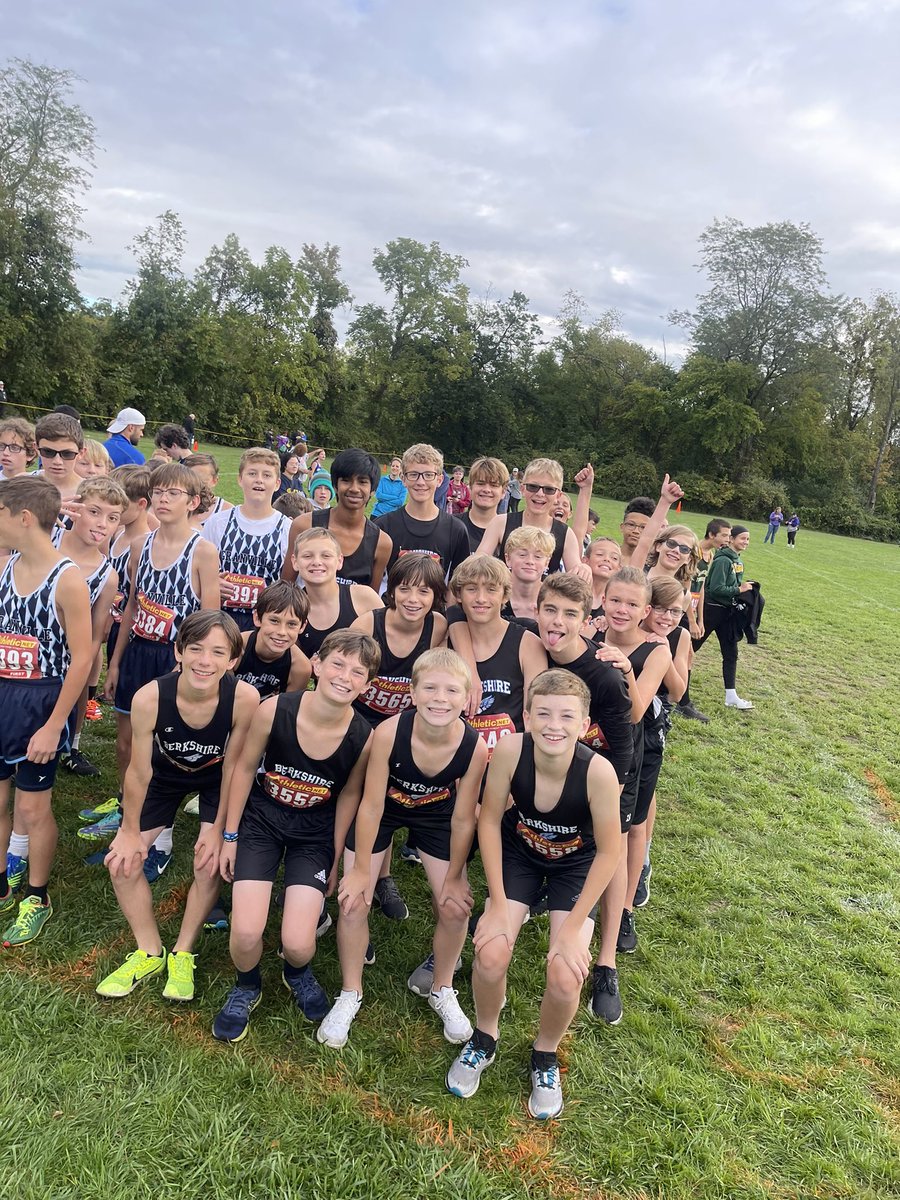 BerlinPE_Health's tweet photo. And now itโs the JV boys turn to run! Letโs go Berk! #olsd #olentangyschools #berkshire #berkshirems #berkshirecrosscountry https://t.co/EFdMzaEfXf