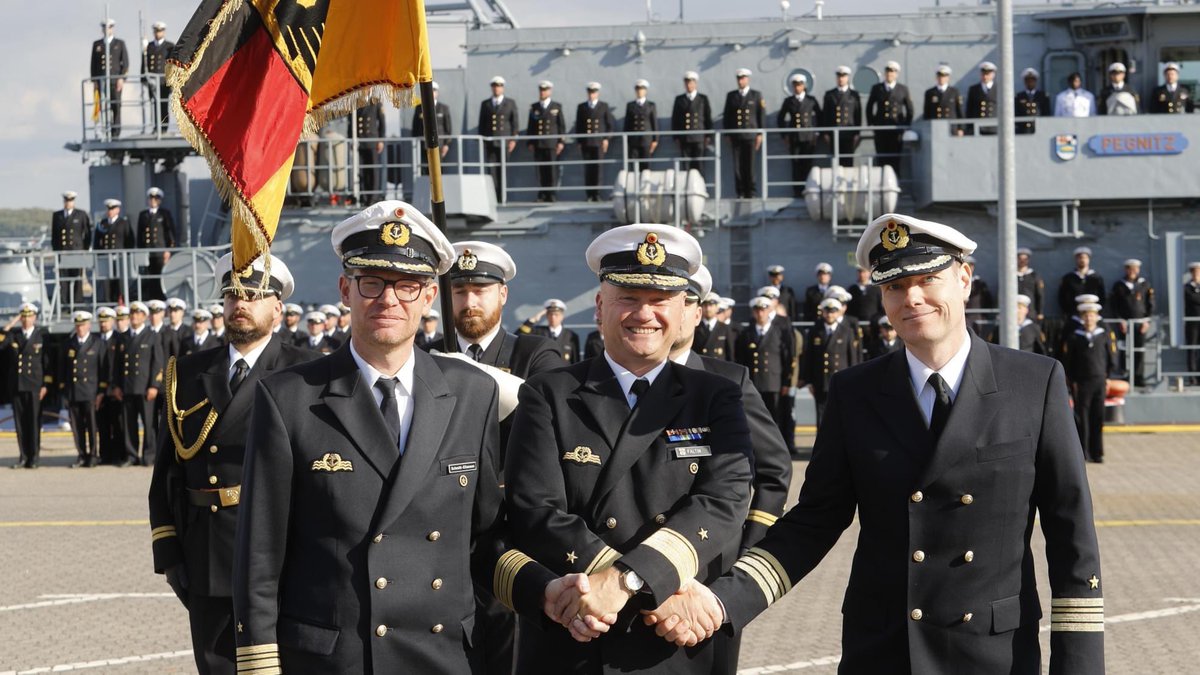 Wechsel beim 3. Minensuchgeschwader: Der Kommandeur der #Flotilla1, Flottillenadmiral <a href="/Flot1DeuNavy/">COM_DEU_Flotilla1</a>, übergab das Kommando über das Geschwader von Fregattenkapitän Terje Schmitt-Eliassen an Fregattenkapitän Carsten Schlüter. Alles Gute für die neue Aufgabe!
(Foto: BW)