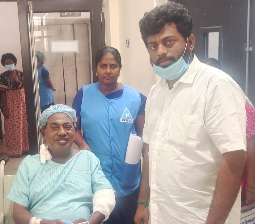 shiekpro's tweet photo. #VRSwaminathanRajesh, the owner of Discover Studios, the music director of the film #LOKALSARAKKU,
The social worker and the producer, met the actor Bondamani at Omanturar Hospital, inquired about his health and provided financial assistance @RajeshmusicD #Bondamani https://t.co/idUa3FurVi