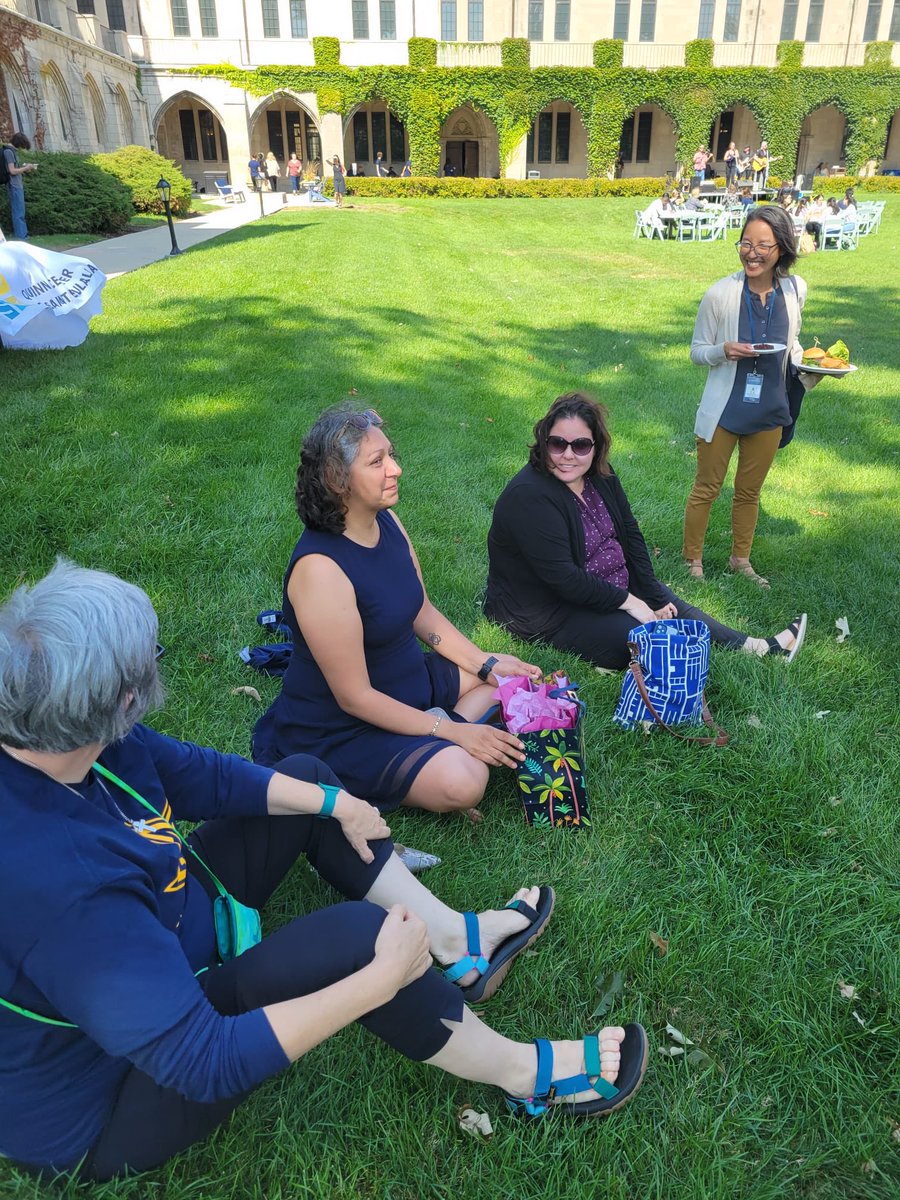 leticiavillarr's tweet image. A gathering of the School of Social work. A little gift in honor a the Davlin Diversty Leadership award. Thanks colleagues! Let’s do this! #antioppressivesocialwork #servingness #criticalsocialwork
