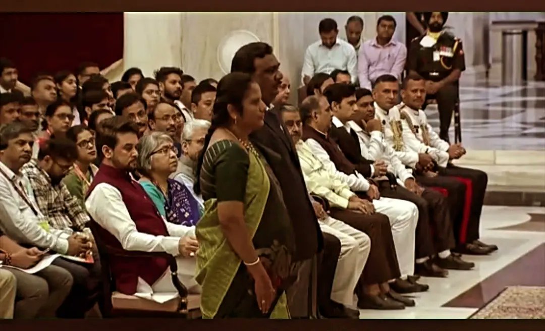 _NSSIndia's tweet photo. Hon'ble President Smt. Droupadi Murmu Ji conferred the National Service Scheme Awards 2020-21 upon the NSS volunteers,units &amp; universities at Rashtrapati Bhavan today on the occasion of NSS Day. #NSSAwards|@ianuragthakur @Anurag_Office @NisithPramanik @YASMinistry @pankajsinghips https://t.co/b2SaNaVS8E