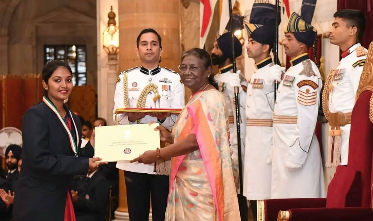 _NSSIndia's tweet photo. Hon'ble President Smt. Droupadi Murmu Ji conferred the National Service Scheme Awards 2020-21 upon the NSS volunteers,units &amp; universities at Rashtrapati Bhavan today on the occasion of NSS Day. #NSSAwards|@ianuragthakur @Anurag_Office @NisithPramanik @YASMinistry @pankajsinghips https://t.co/b2SaNaVS8E