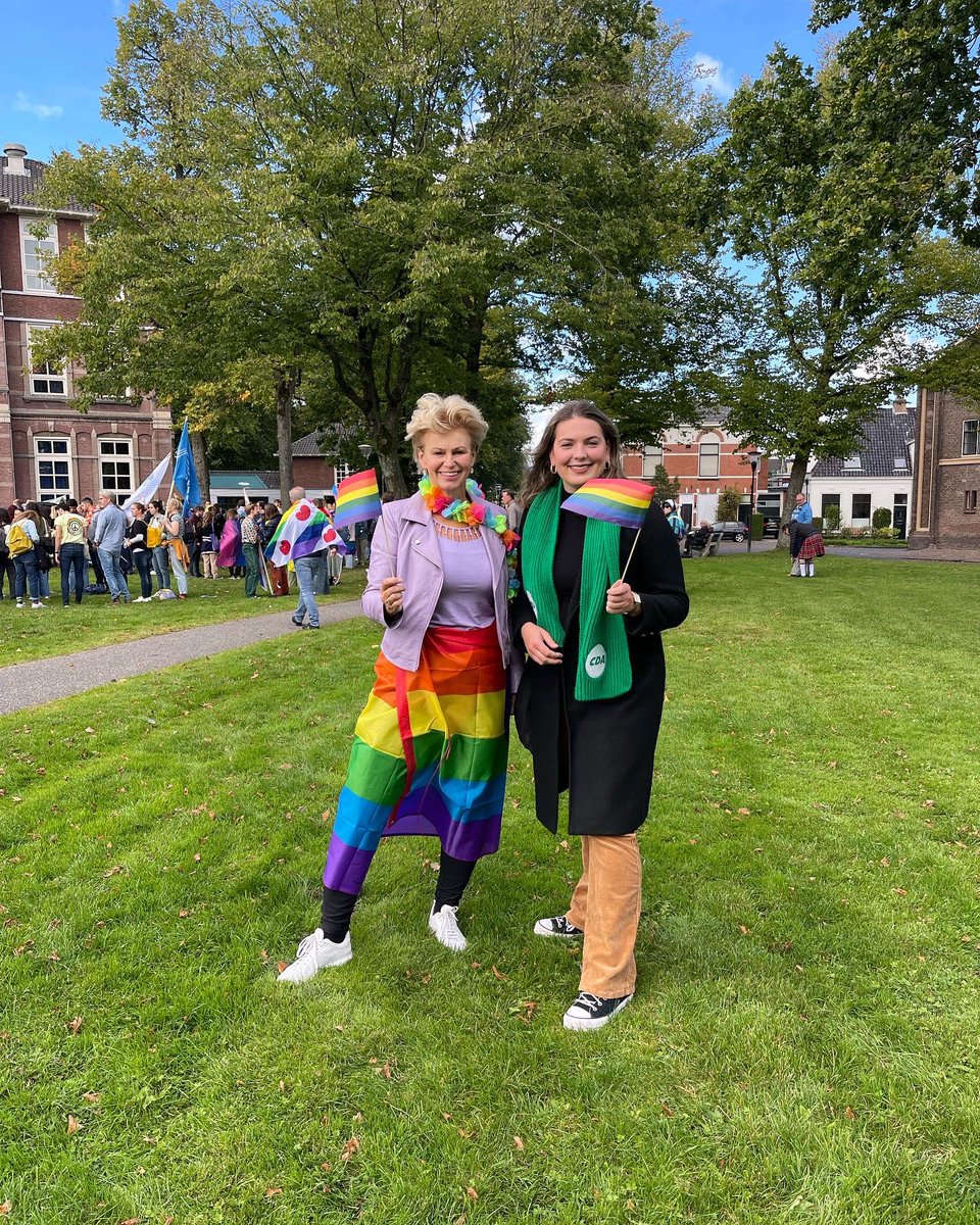 cdaleeuwarden's tweet photo. @HoedemakerTiny en @TjalsmaAnna liepen vandaag mee met de Pride in Leeuwarden. Omdat iedereen zichzelf moet kunnen zijn in onze gemeente, provincie en in ons land💚🏳️‍🌈 https://t.co/umEW8ui4tp