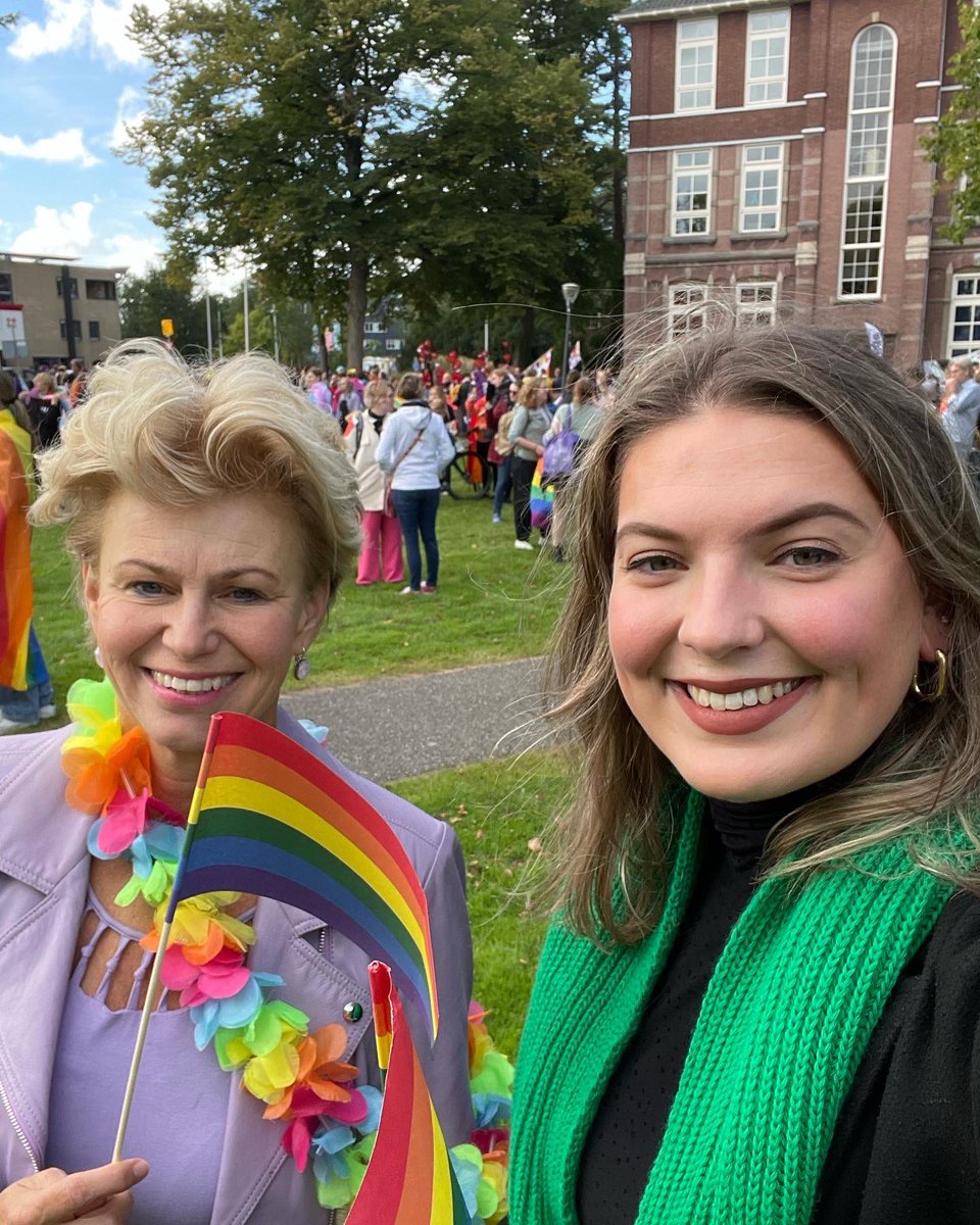 cdaleeuwarden's tweet photo. @HoedemakerTiny en @TjalsmaAnna liepen vandaag mee met de Pride in Leeuwarden. Omdat iedereen zichzelf moet kunnen zijn in onze gemeente, provincie en in ons land💚🏳️‍🌈 https://t.co/umEW8ui4tp