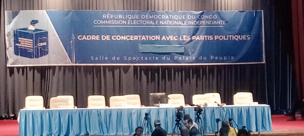 MaitreIleo's tweet photo. 🛑 Cadre de concertation avec les Partis politiques. 

Nous avons répondu ce jour à l'invitation de la @cenirdc dans la Salle de Spectacle du Palais du Peuple.
@EccoOfficiel https://t.co/YbZzxtR8CE
