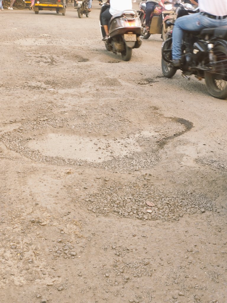 maddy061988's tweet photo. सध्याची रोड ची अवस्था...@KDMCOfficial @smartkdmc @mieknathshinde @DangadeDr @Dipesh99Mhatre @DrSEShinde https://t.co/yMt0ANsecu
