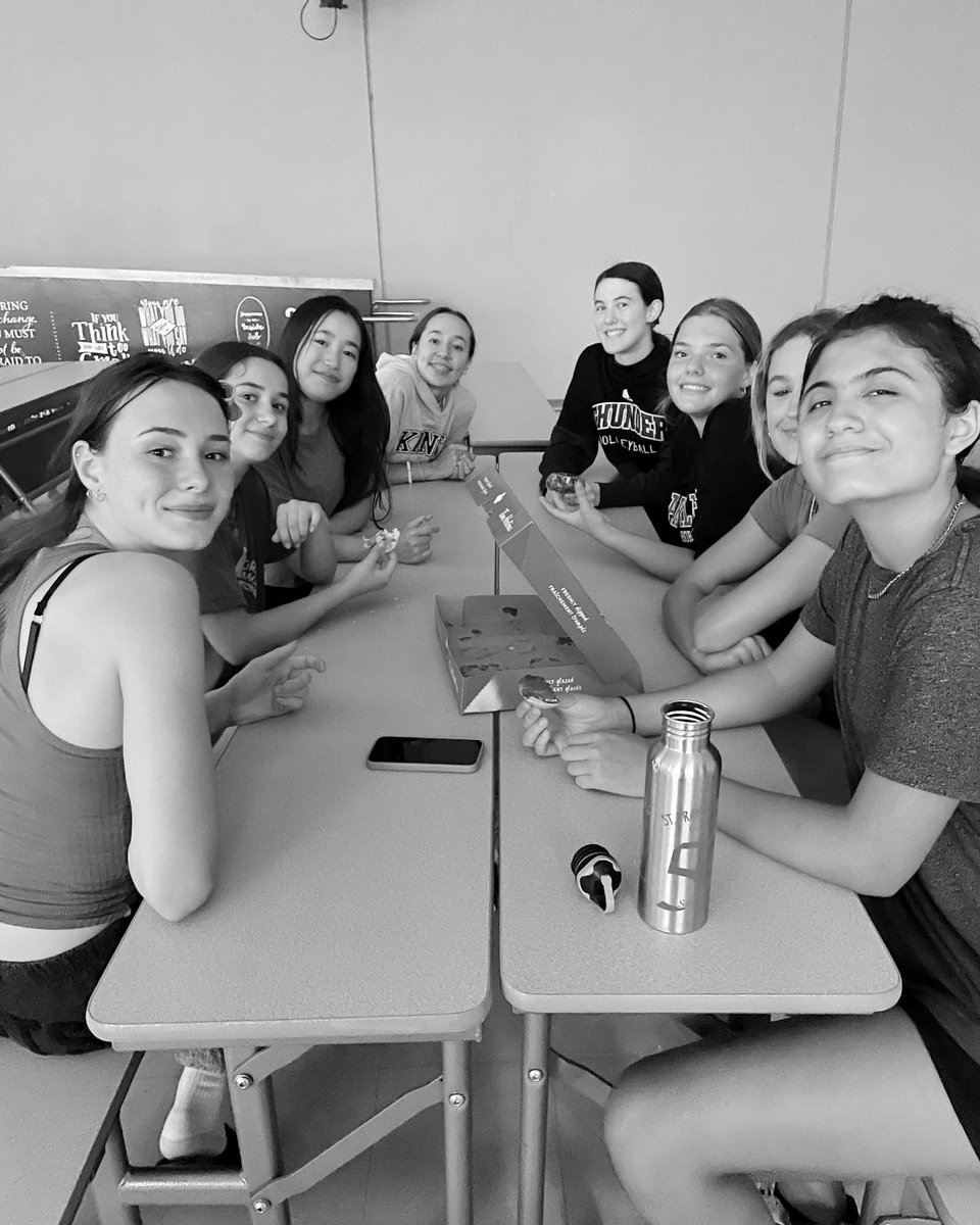 Thanks to our coach who has supported our girls on the court and off! #ThanksCoach <a href="/OakvilleThunder/">Oakville Thunder</a> <a href="/HydroOne/">Hydro One</a> <a href="/MsZabukovec/">N. Zabukovec</a>