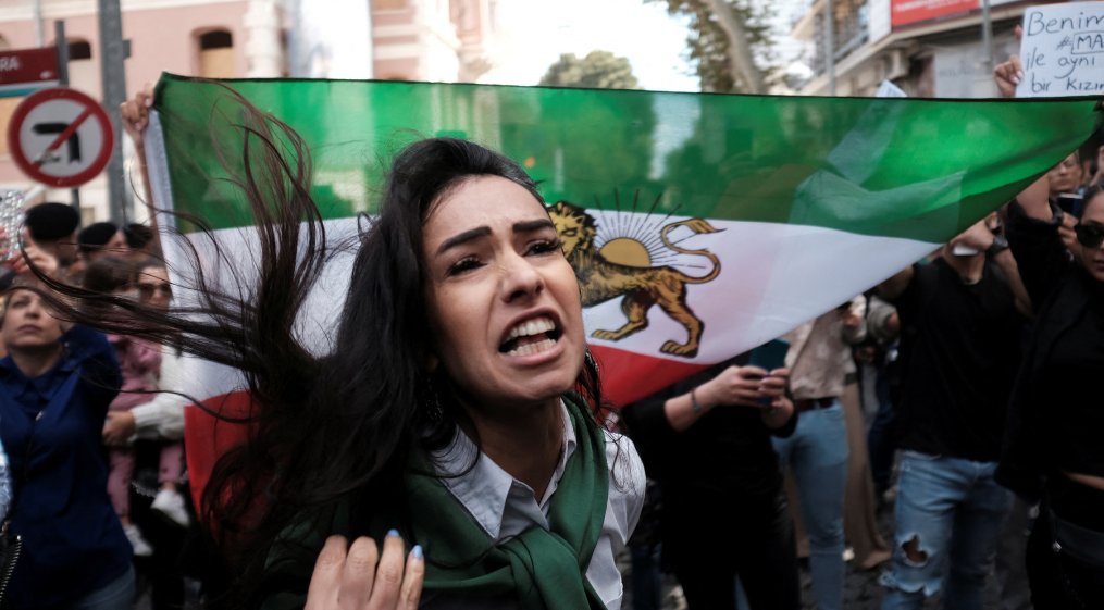 AJEnglish's tweet photo. Elon Musk has been given the green light by the US gov't to activate the satellite internet service Starlink to help Iranian protestors https://t.co/5mPcNFWS17 https://t.co/thyKPXArhf