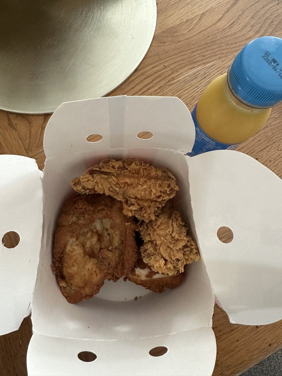 theolsen's tweet photo. @KFC_UKI this is supposed to be a Mighty bucket for one! Can you see a problem with it? https://t.co/rlry5pFENP