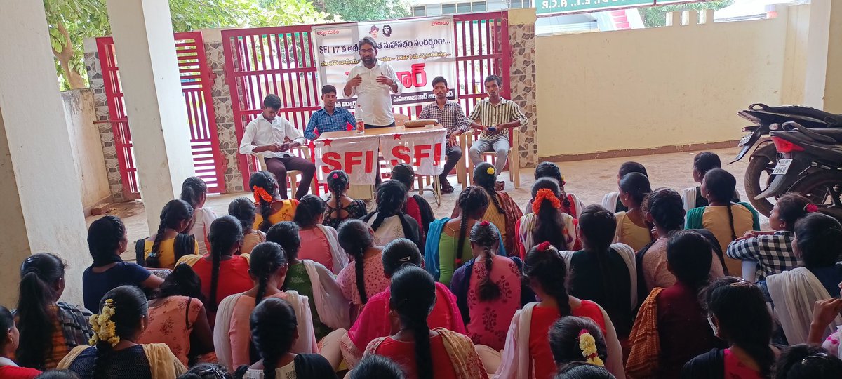 keloth_sfi's tweet photo. మహబూబాబాద్ జిల్లా కేంద్రంలో.SFI జిల్లా కమిటీ ఆధ్వర్యంలో NEP-2020 రద్దు చేయాలని సెమినార్ నిర్వహించడం జరిగింది.ఈ సెమి���ార్ కు ముఖ్యఅతిథిగా SFI తెలంగాణ రాష్ట్ర అధ్యక్షలు ఆర్.ఎల్,మూర్తి గారు హాజరై మాట్లాడారు. ఈ కార్యక్రమంలో SFI జిల్లా కార్యదర్శి కేలోత్ సాయి కుమార్,పట్టణ నాయకులు ఉపేందర https://t.co/Jv0DYh6U2U