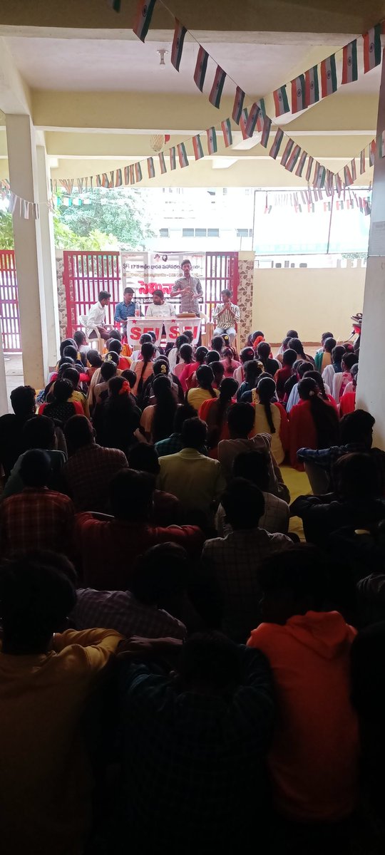 keloth_sfi's tweet photo. మహబూబాబాద్ జిల్లా కేంద్రంలో.SFI జిల్లా కమిటీ ఆధ్వర్యంలో NEP-2020 రద్దు చేయాలని సెమినార్ నిర్వహించడం జరిగింది.ఈ సెమి���ార్ కు ముఖ్యఅతిథిగా SFI తెలంగాణ రాష్ట్ర అధ్యక్షలు ఆర్.ఎల్,మూర్తి గారు హాజరై మాట్లాడారు. ఈ కార్యక్రమంలో SFI జిల్లా కార్యదర్శి కేలోత్ సాయి కుమార్,పట్టణ నాయకులు ఉపేందర https://t.co/Jv0DYh6U2U