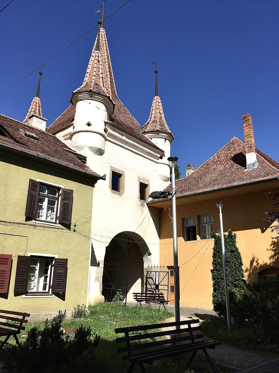 garattoni_luca's tweet photo. Poarta Șchei, #Brașov, May 23rd, 2017 (iPhone SE) #photography #romania #towngate #transylvania #balkan #europe #architecture #city https://t.co/gPluxWTqA8