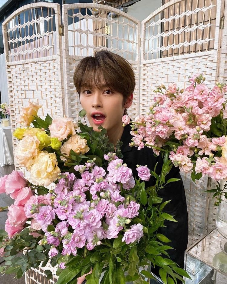 hanjicotatuado's tweet photo. eu, meu amor e flores💐

#SSD #stayselcaday #skz #maxident #LeeMinHo #flowers https://t.co/6SJBzNaQea