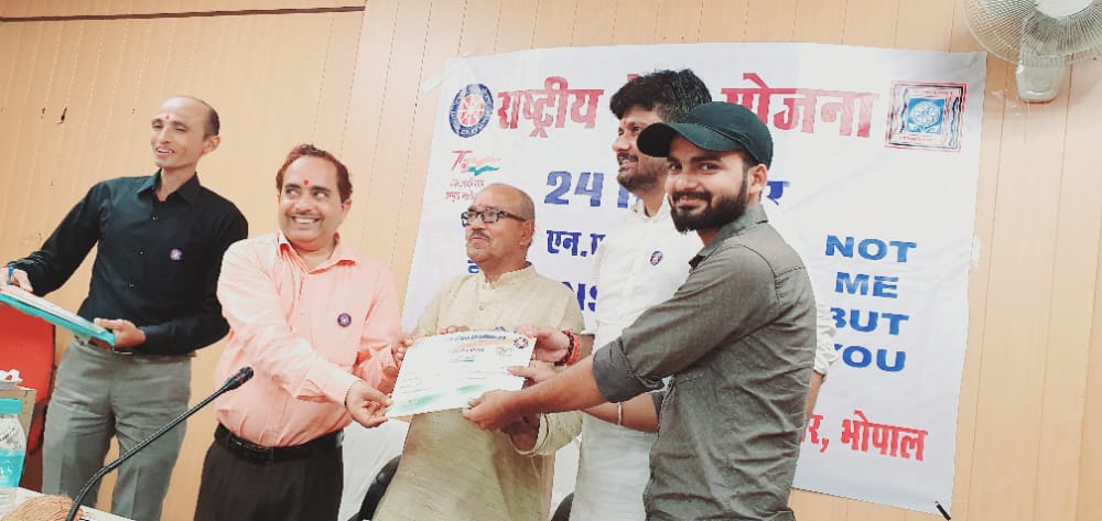 Amitchoubey01's tweet photo. @csubhopalnssmp की राष्ट्रीय सेवा योजना इकाई द्वारा परिसर में राष्ट्रीय सेवा योजना का स्थापना दिवस मनाया गया।
@CentralSanskrit @shrivarakhedi 
@_NSSIndia @NSSBUMP @NSSMP_ @NSSRDBhopal @TiwariNilabh @RAHULSINGHNSSMP @anantsaxenanss @askabir_ @hrprabhakar2003 https://t.co/wO16QvHYoH