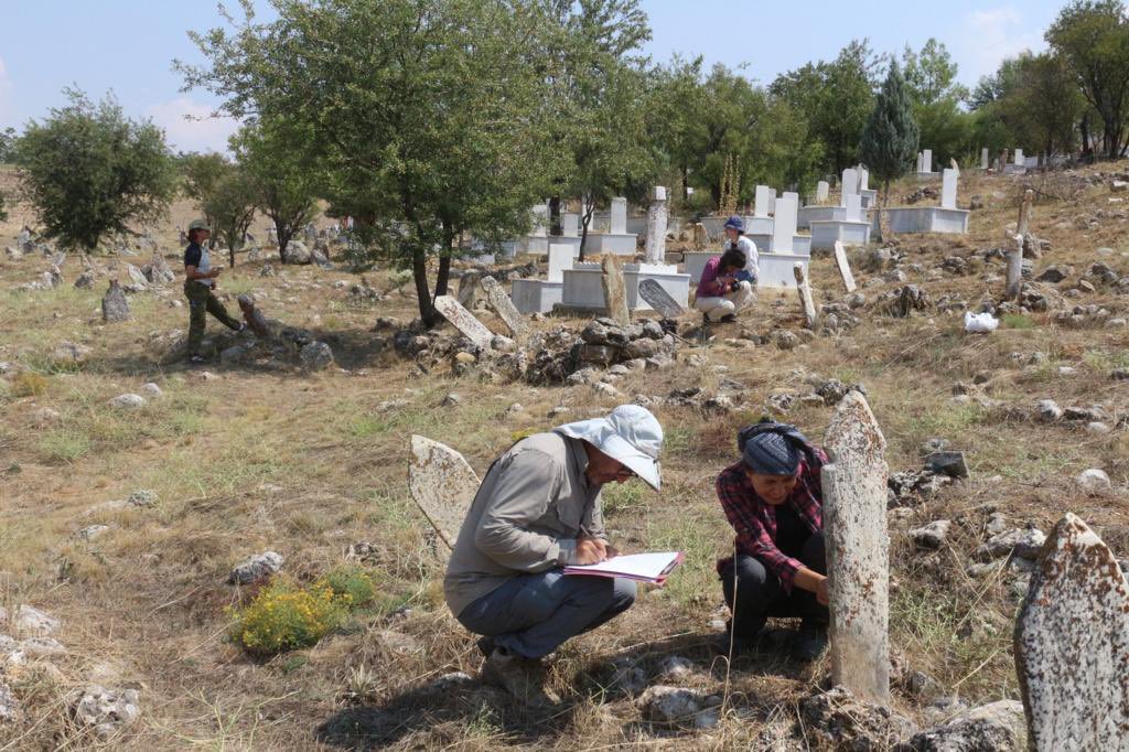 myahyacoskun's tweet photo. “Denizli İli ve İlçelerindeki Osmanlı Mezar Taşları” yüzey araştırmamızda, bu sene Beyağaç, Kale ve Çivril ilçelerinde toplam 4093 mezartaşı envanterlendi, fotoğraflanarak kayıt altına alındı ve %90’ından fazlası okundu. Hocamıza ve ekibine yürekten teşekkürler. https://t.co/2YANoaJBma