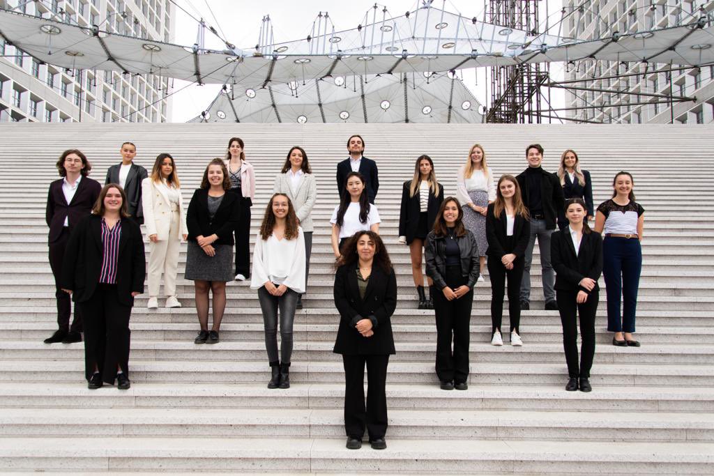 AEDNN_paris10's tweet photo. **NOUVELLE ANNÉE**
L’AEDNN souhaite la bienvenue à la nouvelle promotion de Master 1 droit notarial de l’université Paris Nanterre et vous les présente devant l’emblématique arche de La Défense. 
Nous leur souhaitons une année de réussite. https://t.co/GXPYLLuqxE