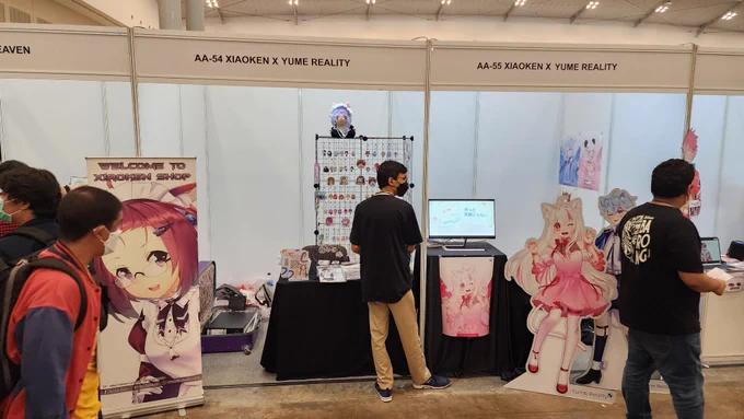 Otsucurry Day 1 !!!!

Beberapa ganci sold out
Beberapa doujin sold out
Semua dakimakura sold out (masih bisa pre order)

Dan giveaway hews masih ada loh !!!!!

Yuk yang mau ikut giveaway post card hews di day 2 
