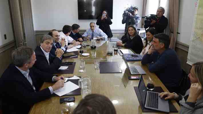 ElBrujo_29's tweet photo. Cruz-Coke, Alessandri, Chahuán, Macaya, Ossandón y hasta Pepa Hoffmann cagados de la risa fijando los parámetros de la “nueva constitución”, es decir, ajustando todo a sus necesidades, gracias a quienes no leyeron la propuesta y votaron rechazo #PicoEnElOjo https://t.co/A5hZhcmqGP