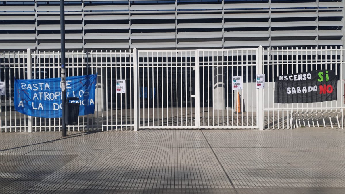 angegraciano's tweet photo. Maestros y maestras de la Ciudad de Buenos Aires trabajando hoy, sábado, fuera de su horario laboral.

¿Larreta y Acuña también están trabajando? Acá vemos el Ministerio de Educación y Jefatura de Gobierno cerrados. 

¿Será que no tienen temas pendientes?

#AscensoSiSabadosNo https://t.co/JS2olvC6uL