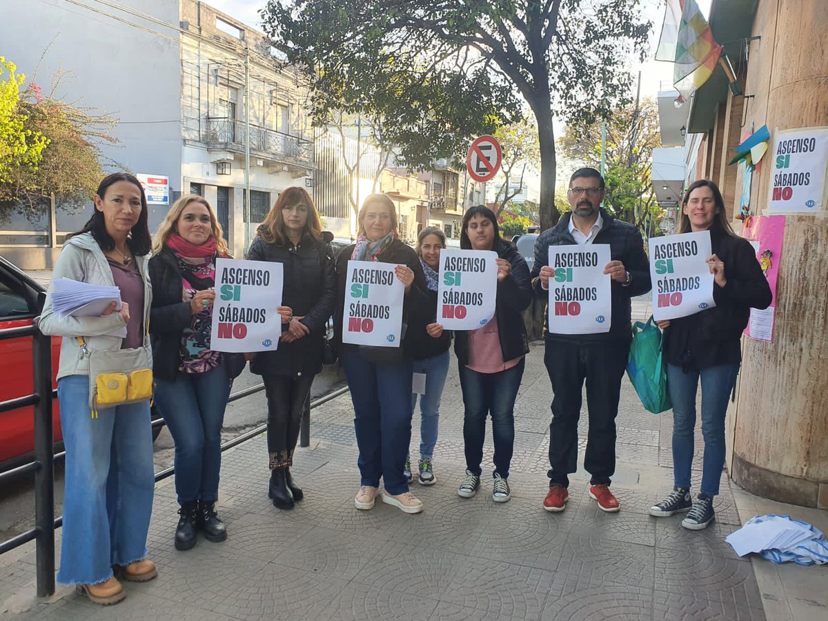 angegraciano's tweet photo. Maestros y maestras de la Ciudad de Buenos Aires trabajando hoy, sábado, fuera de su horario laboral.

¿Larreta y Acuña también están trabajando? Acá vemos el Ministerio de Educación y Jefatura de Gobierno cerrados. 

¿Será que no tienen temas pendientes?

#AscensoSiSabadosNo https://t.co/JS2olvC6uL