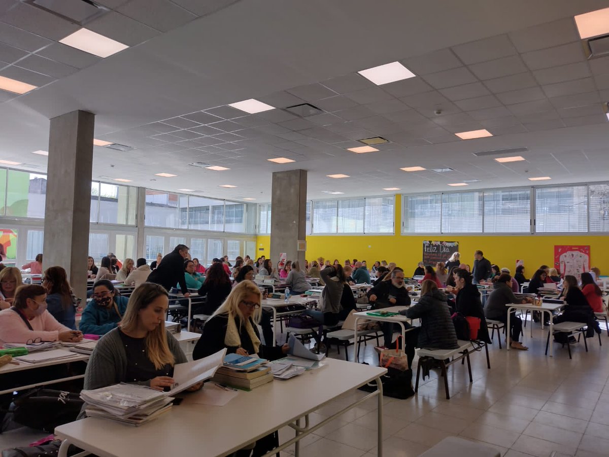 angegraciano's tweet photo. Maestros y maestras de la Ciudad de Buenos Aires trabajando hoy, sábado, fuera de su horario laboral.

¿Larreta y Acuña también están trabajando? Acá vemos el Ministerio de Educación y Jefatura de Gobierno cerrados. 

¿Será que no tienen temas pendientes?

#AscensoSiSabadosNo https://t.co/JS2olvC6uL