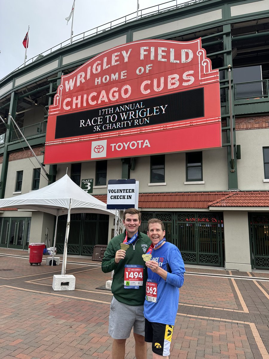 Raced to Wrigley this morning with the one and only Tom Rooney!! Always with #LeydenPride <a href="/leydenpride212/">Leyden High Schools District 212</a>