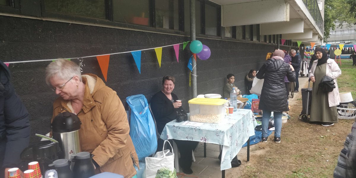 Dit is wijkdeel #Immerloo met #burendag ondanks de regen (op winkelcentrum Drieslag was het vdg minder druk) Dit is er dus ook: actieve bewoners die er iets van maken met hun initiatieven en #leefbaarheid van binnenuit aanpakken.