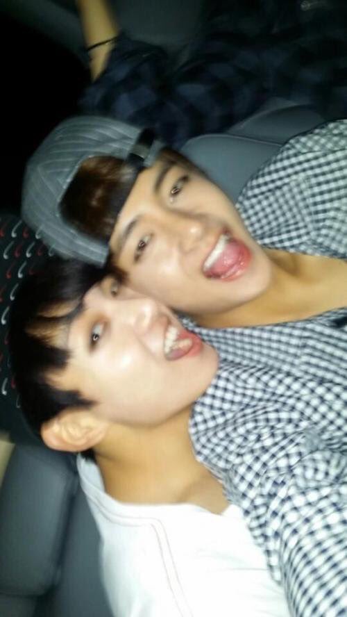 tkk_island's tweet photo. Quando o Taehyung ficou bêbado pela primeira vez e postou tudo no twitter, inclusive a selca Taekook mais icônica de todas https://t.co/Emqn2DF2l0
